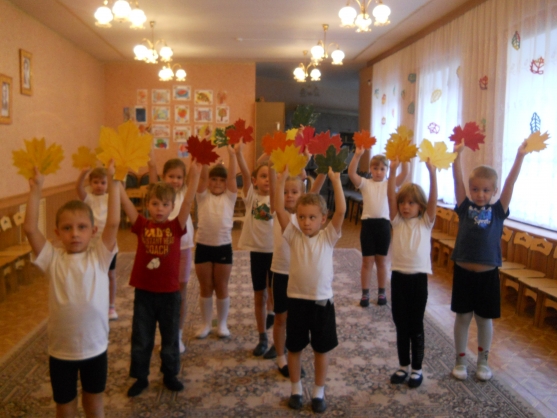 Смотреть фотографию №14 Фото №14 А сколько восторга у детей когда слегка подует ветерок и с деревьев кружась в воздухе полетят листья У нас на участке растёт красивый клён с раскидистыми ветвями и крупными листьями