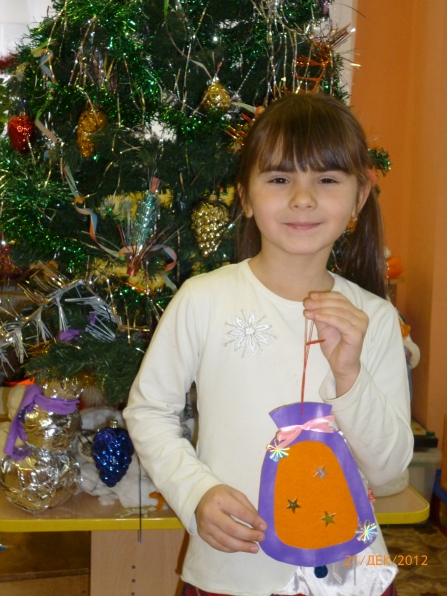 Смотреть фотографию №5 Фото №5 Для изготовления нашей поделки нам понадобился цветной картон гофрированная бумага можно цветную кальку блестящая упаковочная бумага цветные ленточки клей ножницы