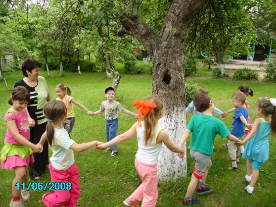 Развлечения на поляне. Дети играют на Поляне. Лесная Поляна группа. Детский праздник на Поляне леса. Поляна Радуга дети.