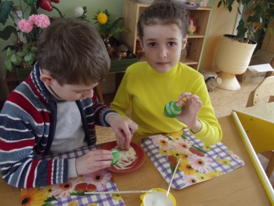 Смотреть фотографию №4 Фото №4 Они узнали что в этот день пекут куличи украшают их красят яйца говорят всем только добрые и хорошие слова и поздравляют со Светлым Христовым Воскресеньем