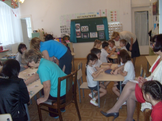 Смотреть фотографию №10 Фото №10 Продолжать учить детей формам взаимодействия в творческой деятельности по лепке как умение сотрудничать и распределять поэтапность в работе по изготовлению жостовского подноса
