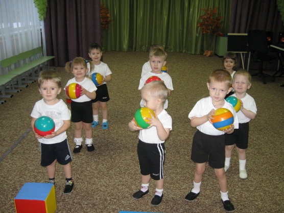 Зарядка старшей группы для детей под музыку. Дети на физкультуре в детском саду. Физкультурные занятия в детском саду. Физкультура в детском садике. Упражнения с мячом в детском саду.