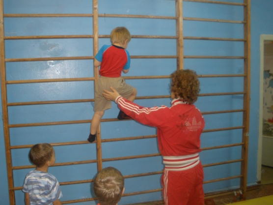 Подвижные игры лазание. Гимнастическая стенка в ДОУ. Лазание на гимнастическую стенку. Лазание в детском саду. Лазание по гимнастической лестнице.