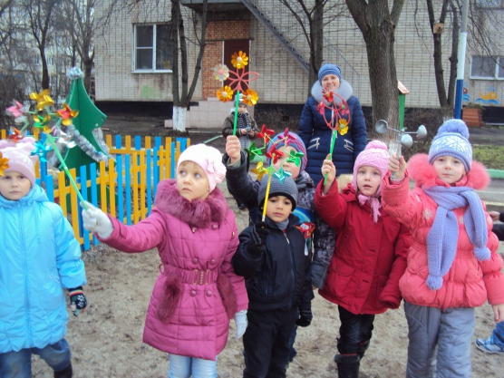 Смотреть фотографию №2 Фото №2 Мы видим мальчишек и девчонок с любопытными смышлеными глазами входящих в удивительный мир природы и желающих знать почему дует ветер почему мокрая земля почему солнце не падает на землю какая
