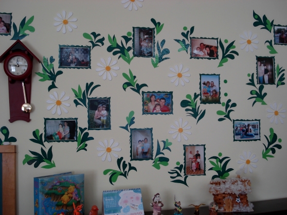 Уголок к году семьи. Украшение стен для выставки в детском саду. Фотографии на стенах в ДОУ. Уголок с фотографиями в детском саду.