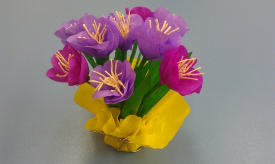 Цветок памяти крокус оригами. Крокусы из гофробумаги. Поделка крокусы. Весенние букеты цветы из гофрированной бумаги. Весенняя поделка из бумаги крокусы.