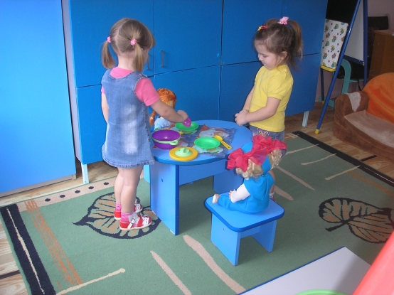 Игровые ситуации в подготовительной группе. Игра с куклой в детском саду. Игра накроем стол для кукол. Игровая ситуация с куклой Катей. Игровые ситуации в средней группе.