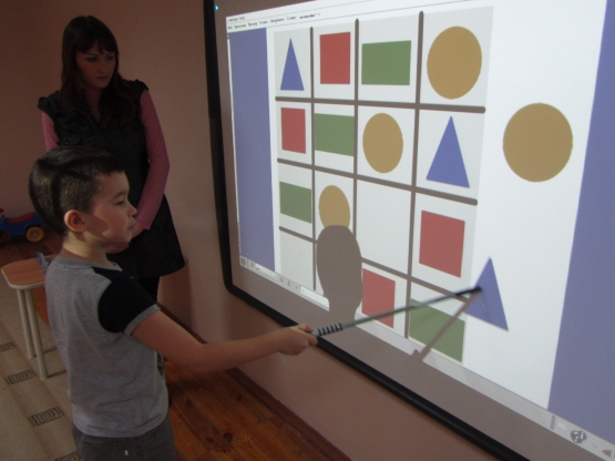Икт игра старшая группа. Интерактивная доска в детском саду. Интерактивная доска в ДОУ. Занятия на интерактивной доске в детском саду. Интерактивное занятие для дошкольников.
