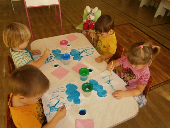 Круг в ясельной группе. Рисование в 1 младшей. Рисование в раннем возрасте в детском саду. Занятия в группе раннего возраста. Рисование с детьми ясельной группы.