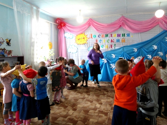 Смотреть фотографию №5 Фото №5 В прежние годы проводили и соревнования и развлечения с клоунами и поиски клада и встречу с Лесовичком