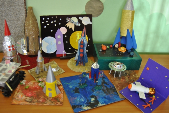 Выставка поделок ко дню космонавтики. Космические поделки для детского сада. На выставку поделка в детский сад космос. Поделка ко Дню космонавтики в детский сад.