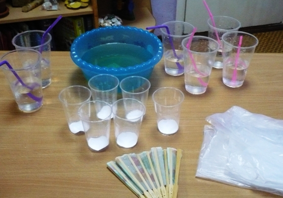 Опыт с водой для ребенка 4 лет. Экспериментирование с водой. Опыты с водой в детском саду. Эксперимент с водой для детей подготовительной группы. Эксперименты для детей с водой в старшей группе.