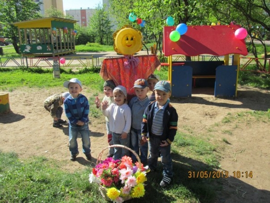 Смотреть фотографию №8 Фото №8 Заваленку украшает петушок и связанный воспитательницей нашего детского сада коврик
