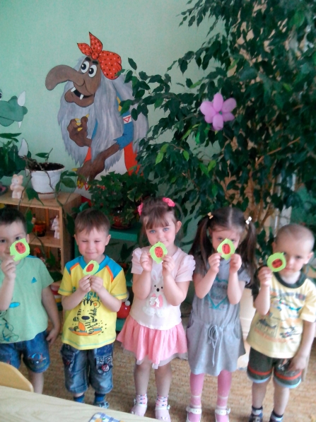 Смотреть фотографию №2 Фото №2 Продолжать учить создавать композицию на основе зеленого листочка