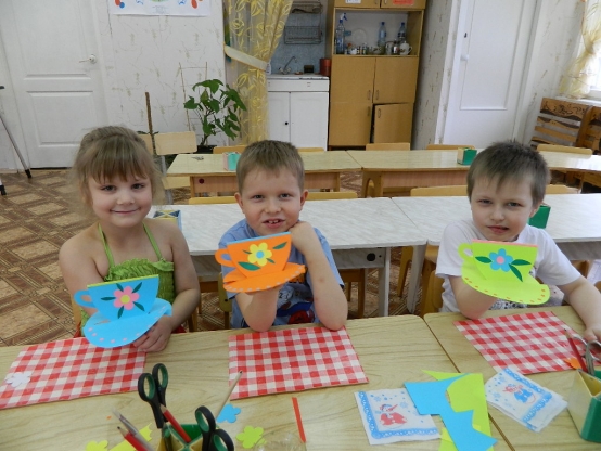 Смотреть фотографию №4 Фото №4 Ребята самостоятельно обвели шаблон вырезали помогла сделать отверстие в ручке так как это вызвало затруднение у детей