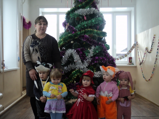 Смотреть фотографию №2 Фото №2 Новый Год в детском саду Новый год он золотой Блещет что есть мочи Никого не мочит Даже Дедушка Мороз Никому не щиплет нос