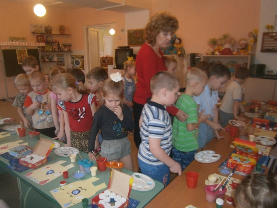 Фото №4 Продолжать знакомить с элементами городецкой росписи рисовать узоры по инструкции воспитателя закреплять приёмы рисования гуашью смешивания основных цветов на палитре