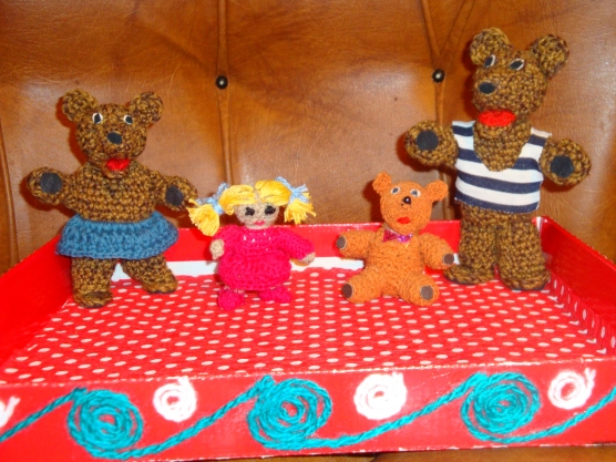 Вязаные игрушки и мебель из берёзовых поленцев к настольной игре по мотивам русской народной сказки: «Три медведя»