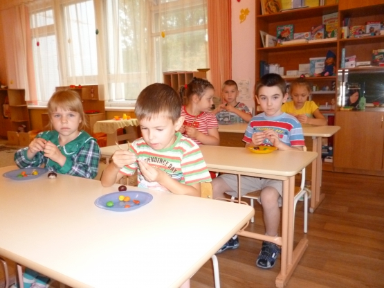Смотреть фотографию №2 Фото №2 Детям нравится мастерить яркие красочные поделки из природного и бросового материала из бумаги применяя различные способы обрывание торцевание итд