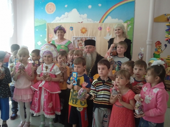 Смотреть фотографию №5 Фото №5 Получили пасхальные подарки освещенные в церкви