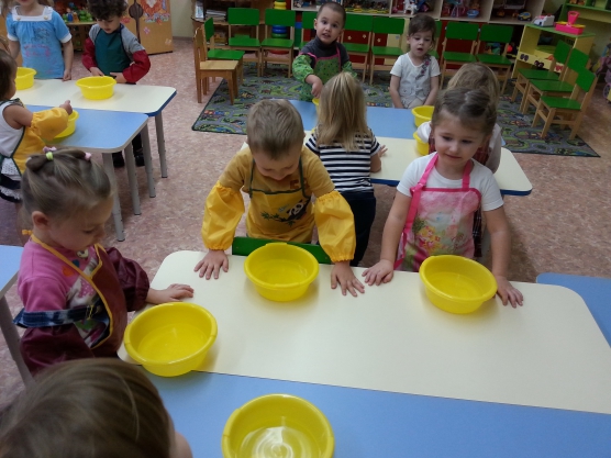 Занятие с водой в младшей группе