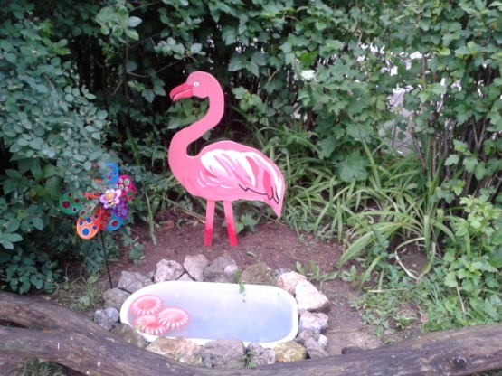 Розовый фламинго на участке