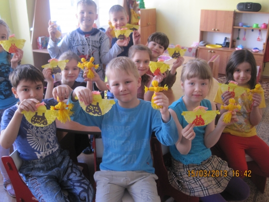 Занятие масленица во второй младшей группе. Поделки на Масленицу в детский сад младшая группа. Масленица в средней группе детского сада. Масленица в младшей группе в детском саду. Аппликация Масленица.