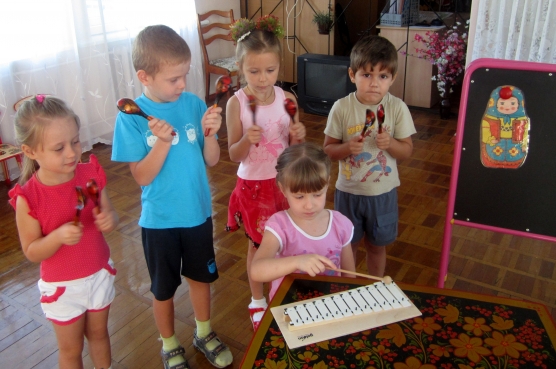 Музыкальное занятие игры на инструментах. Музыкальное занятие в ДОУ. Дети на музыкальном занятии в детском саду. Музыкальное занятие в садике. Дети играют в дидактические игры.