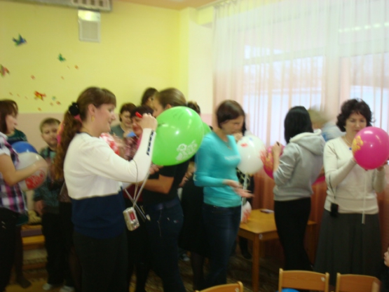 Смотреть фотографию №3 Фото №3 Содержание встречи Дети вместе с воспитателем под песню Мама первое слово входят в музыкальный зал где их уже ждут мамы и бабушки