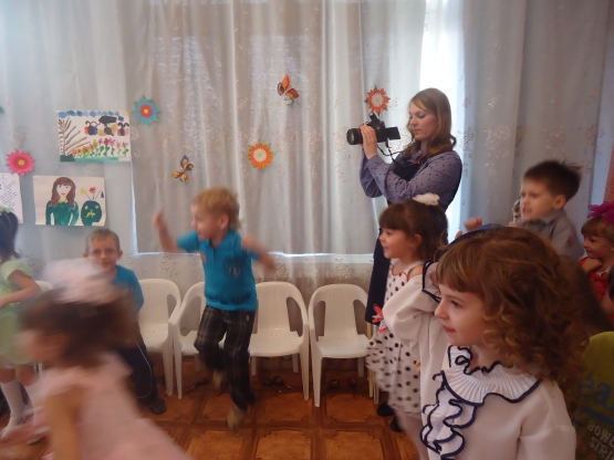 Смотреть фотографию №1 Фото №1 Весна в распахнутом пальтишке Спешит обнять весь белый свет И улыбаясь как парнишке Шлёт лучезарный свой привет