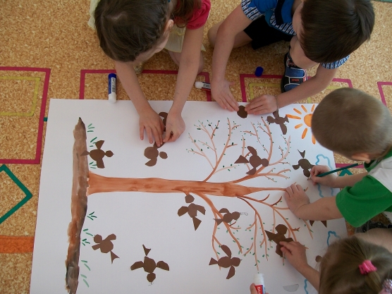 День птиц в группе раннего возраста. Рисование в младшей группе детского сада. Коллективное рисование. Коллективные работы по рисованию в детском саду. Рисование в группе раннего возраста.