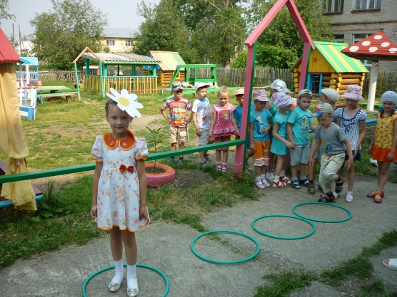 Смотреть фотографию №7 Фото №7 Пока дети собирались на праздник почтальон принёс посылку с волшебной ромашкой