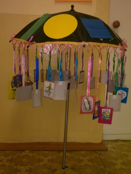 Сюрпризный момент в старшей группе. Зонтики для украшения группы в детском саду. Зонтик для детского сада. Зонтик с ленточками для детского сада. Украшение зонта в детском саду.