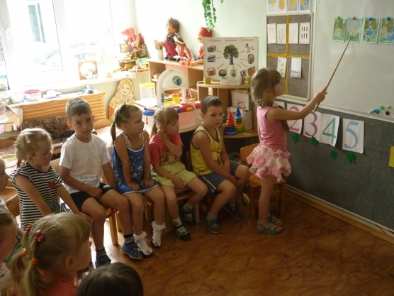 Поэзия подготовительная группа. Дети сидят старшая группа. Дети рассказывают в детском саду фото. Разучивание стихотворения в детском саду фото. Дети старшей группы сидят в кругу.