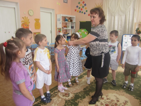 Смотреть фотографию №2 Фото №2 Занятие началось с организационного момента когда ребята приветствуют друг друга не только словами но и жестами
