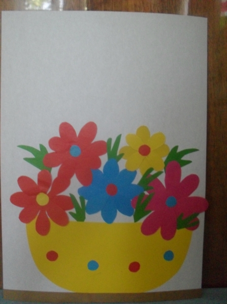 Цветы в подарок аппликация в младшей группе. Подарок маме дети средней группы. Аппликация корзинка с цветами.