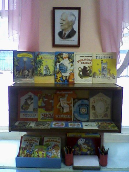 Книжный уголок Фото Книжный уголок