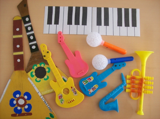 Музыкальная игра купить. Игрушечные музыкальные инструменты. Музыкальные игрушки в детском саду. Музыкальные инструменты в детском саду. Музыкальный уголок.