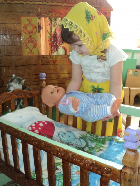 Уложим куклу спать. Малыши укладывают куклу в детском саду. Ребенок укладывает куклу спать. Колыбельная для куклы.