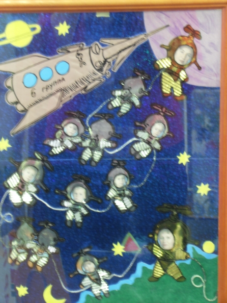 День космонавтики оформление в детском саду группы. Поделки на тему космос. Поделки на космическую тему. Поделка ко Дню космонавтики в детский сад.