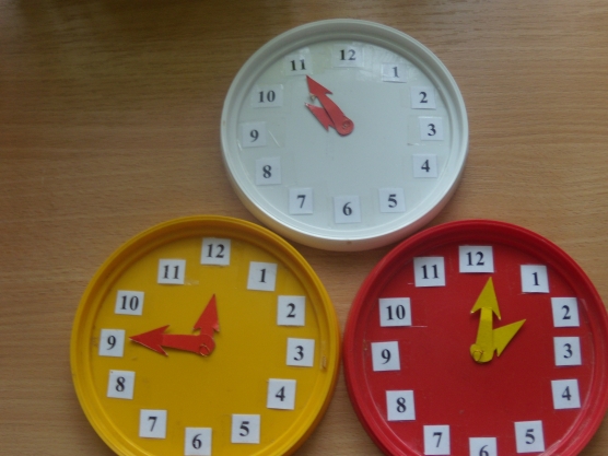 Игры делаем часы. Часы подготовительная группа. Часы занятие в подготовительной группе. Часы для занятия в детском саду. Дидактические часы для детского сада.