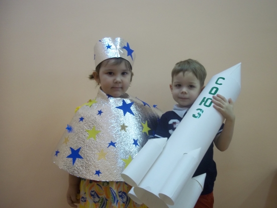 Квест на день космонавтики в детском саду. Костюмы ко Дню космонавтики для детей. Ребенку в сад костюм на день космонавтики. День космонавтики для детей в детском саду костюмы. День космонавтики атрибуты для детей.