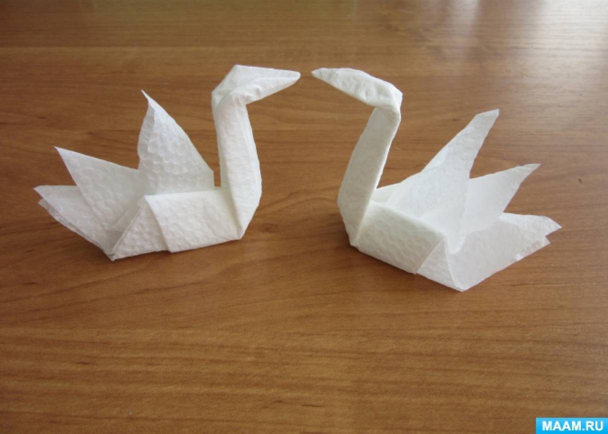 Конструирование тема перелетные птицы. Оригами лебедь в подготовительной группе. Оригами лебедь старшая группа. Конструирование лебедь из бумаги в старшей группе. Лебедь из бумаги для старшей группы.