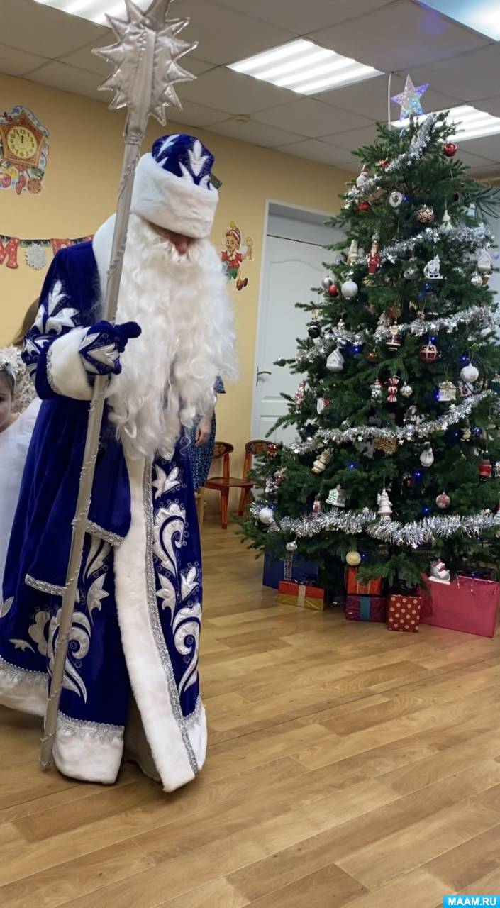 утренник в детском саду новый год. дед мороз в садике зажигает. танец деда мороза в садике. дед мороз в садике зажигает. дед мороз танцует в детском саду.