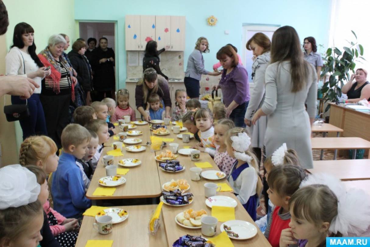 Смотреть фотографию №10 Фото №10 Дед Урожай Здравствуйте люди добрые По какому поводу здесь много гостей много ребят Песня хоровод Урожай собирай Публикация Осенние приключения фотоотчет размещена в разделах Осень