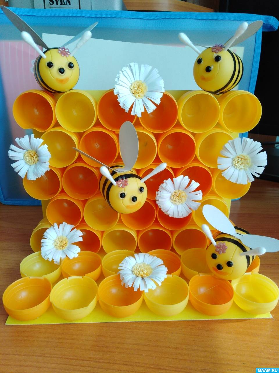 Мастер-класс по изготовлению поделки с использованием контейнеров от киндер-сюрпризов «Пчелы в сотах»