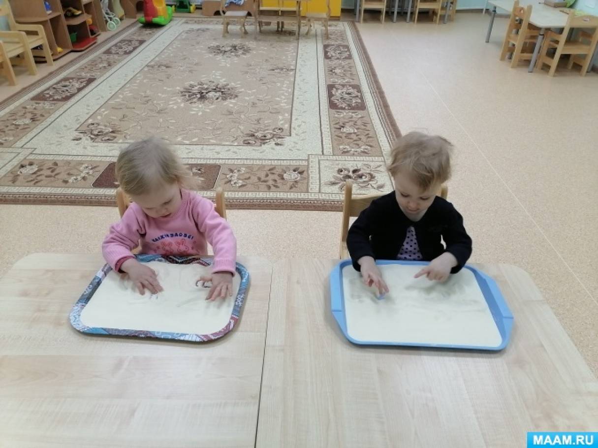 Конспект занятия «Рисуем на манной крупе» для детей 1,5–2 лет