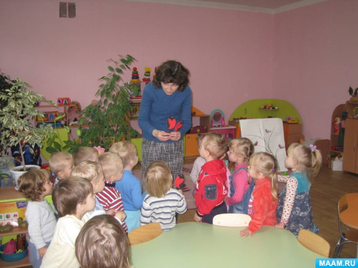 Рисование птички ладошками в 1 младшей группе. Кружок песок платный старшая группа. Дети играют с счётным материалом фото. Рисование в 1 младшей. Занятия в младшей группе детского сада.