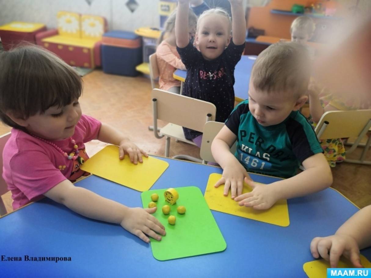 Занятие во 2 младшей группе колобок. Лепка в младшей группе Колобок. Колобок лепка 2 младшая группа. Воспитатель лепит колобка. Занятие по лепке Колобок в первой младшей группе.