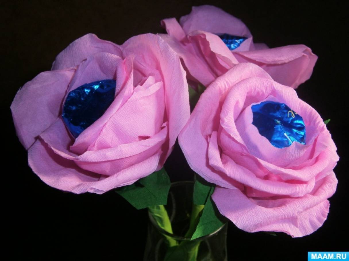 Свит-дизайн «Роза из конфет и крепированной бумаги»